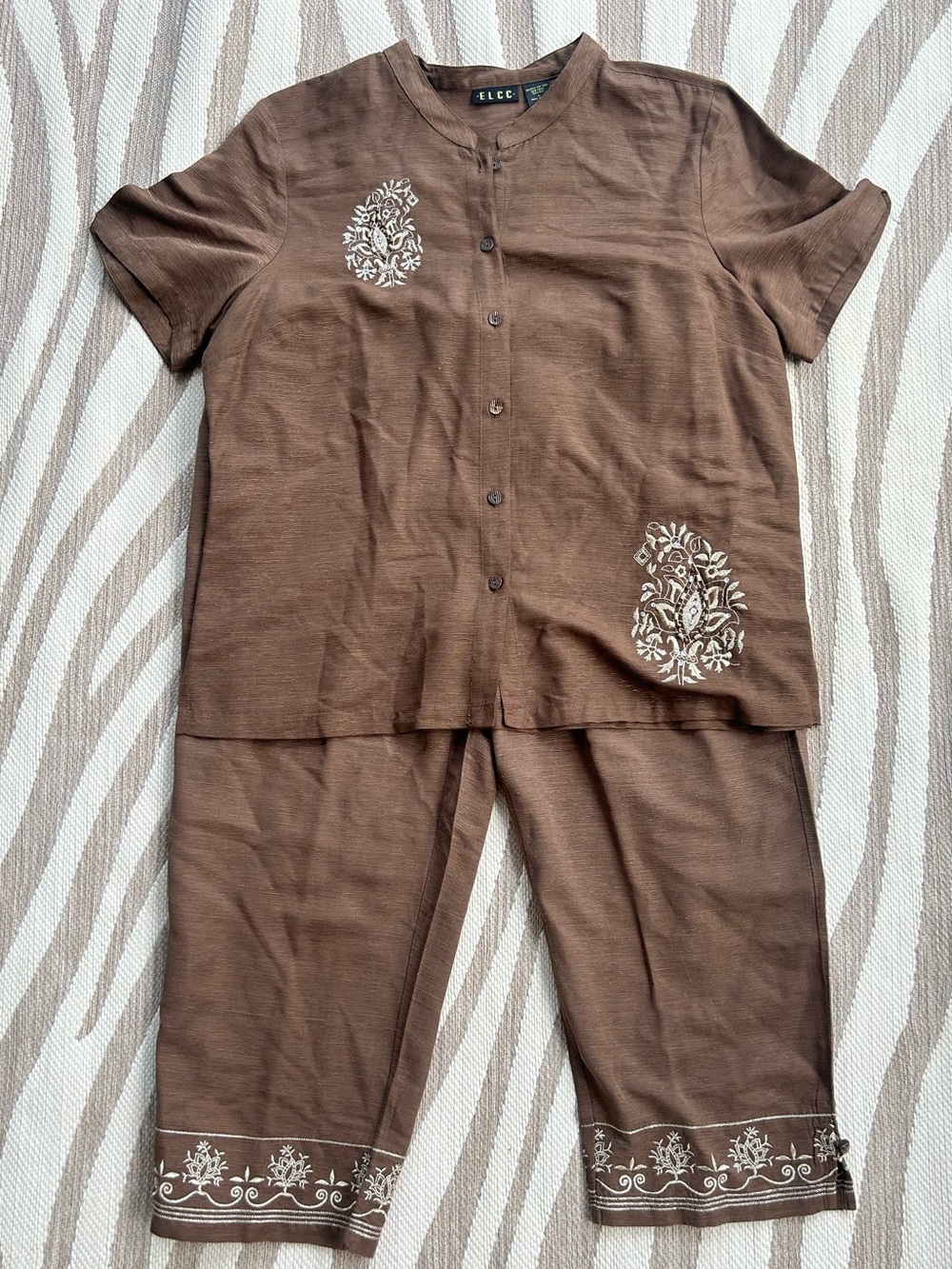Vintage 100% silk Brown Embroidered 2 piece set with capri pants